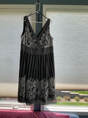 Signature by Robbie Bee Black & White Floral Mix V-Neck Sleeveless Dress